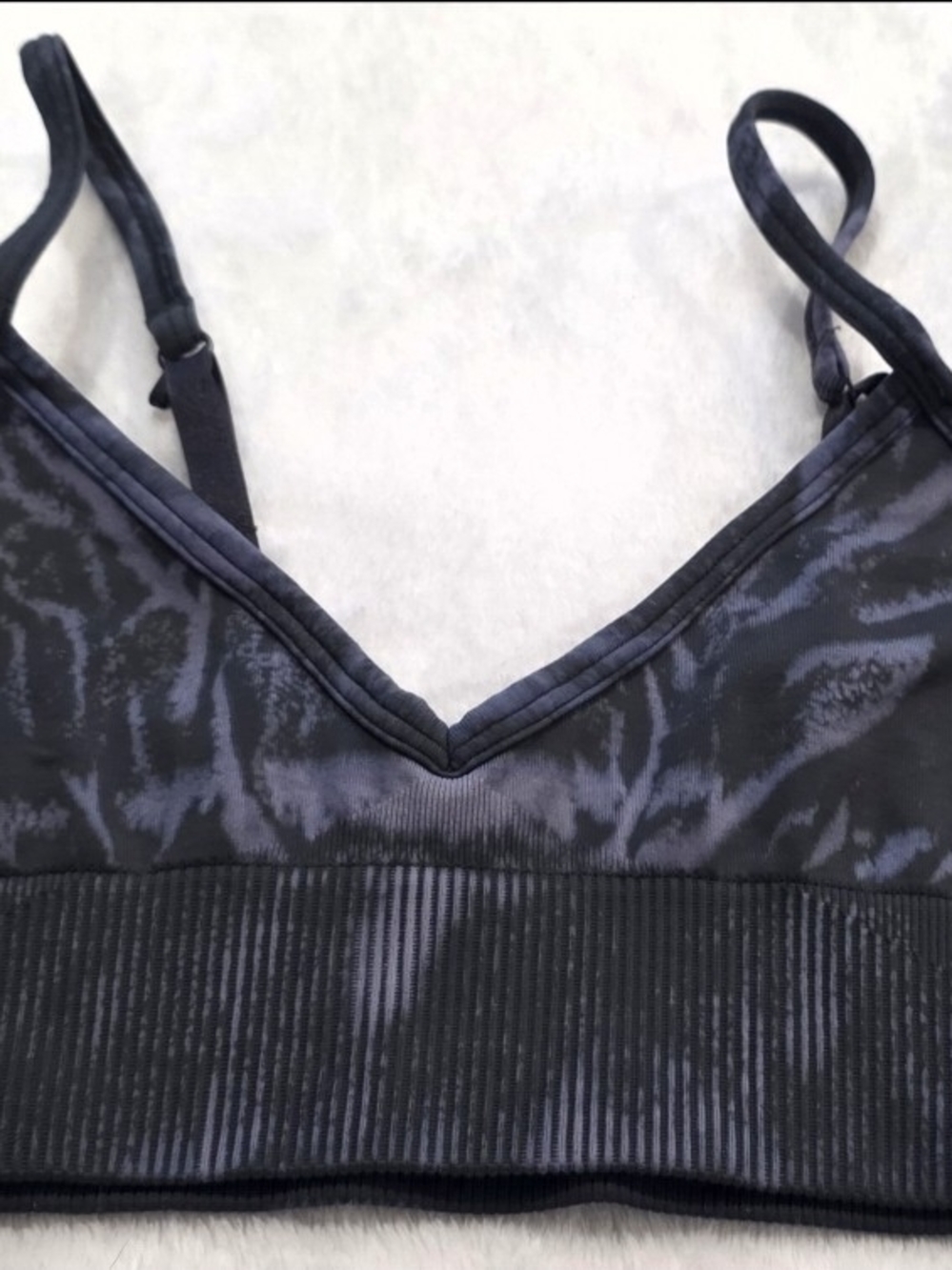 Lululemon Radiant Motion Bra Size 4 Black Grey